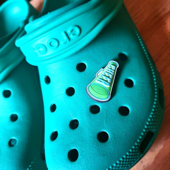 CROCS- WOMENS SIZE 6/ MENS SIZE 4 - Picture 4 of 8